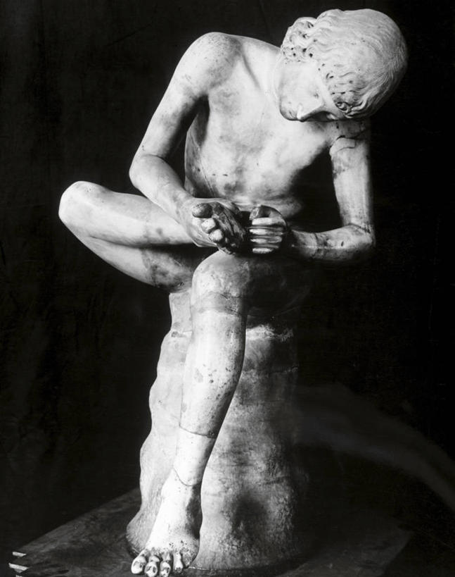 裸体,无人,坐,竖图,黑白,插画,正面,数码,科技,雕塑,阴影,黑色背景,检查,网络,标志,雕像,符号,高光,几何,计算机图形,合成,图画,注视,历史,标识,古罗马,画,一个,观察,看,赤脚,单个,观看,电脑合成图,数码合成图,察看,合成图,关注,荆棘,痛苦,漫画,写实,具体,具象,性别符号,古代文明,美术工艺,影棚拍摄,男性符号,过去,减轻