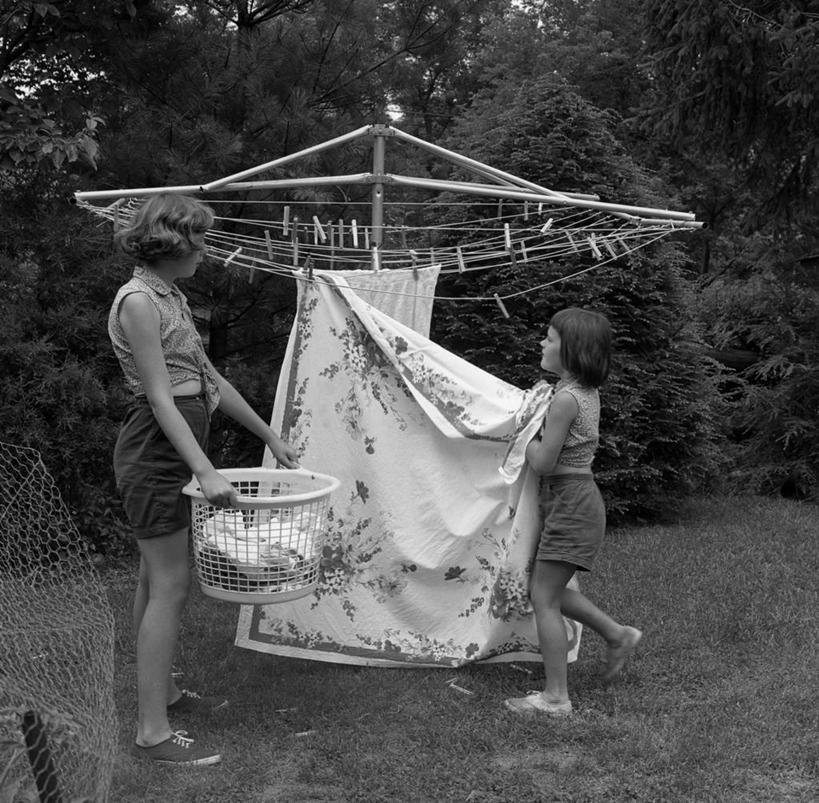 西方人,儿童,少年,一个人,两个人,姐妹,横图,方图,黑白,室外,白天,纯洁,合作,欧洲,欧洲人,仅一个年轻女性,仅一个女性,仅一个人,吊挂,悬挂,庭院,挂,床上用品,桌布,小孩,洗衣服,可爱,童年,童趣,摄影,协助,运送,洗衣篮,童真,烂漫,无邪,天真,年轻女性,女孩,女人,女性,白种人,孩子,晾衣架,家务劳动