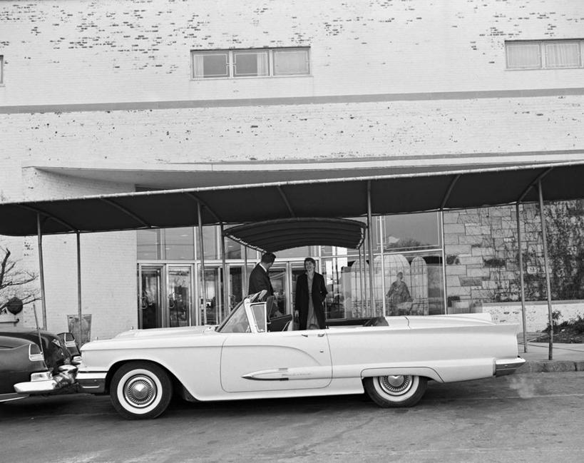 西方人,成年人,两个人,站,横图,黑白,室外,白天,城市,建筑,街道,酒店,欧洲,欧洲人,古典,休闲装,敞篷车,放松,运输,摄影,华贵,男人,女人,白种人,旅行