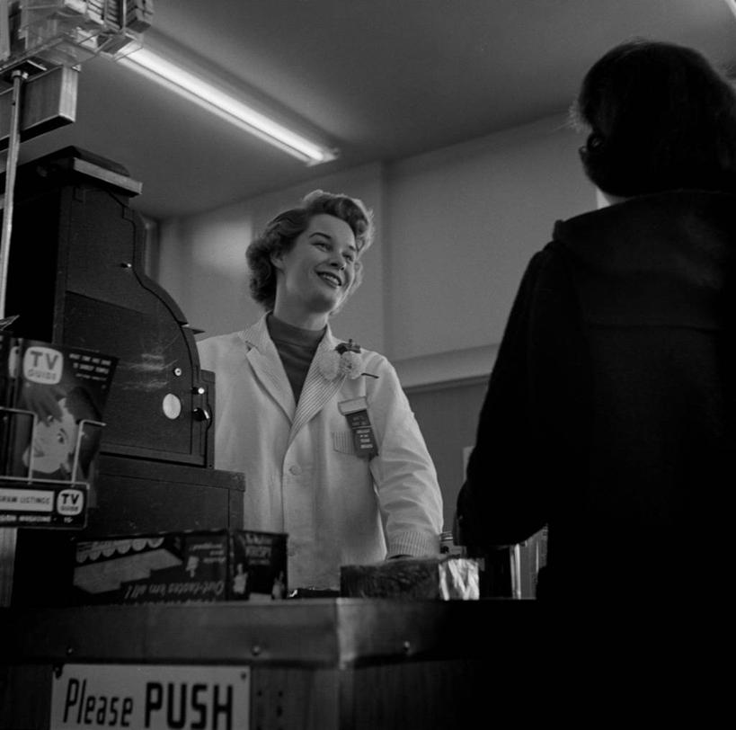 西方人,成年人,两个人,商店,站,微笑,横图,方图,黑白,室内,仰视,制服,购物,欧洲,欧洲人,古典,收银员,服务,摄影,电灯,英文字母,购买,收银机,贩卖,年轻女性,女人,白种人,年轻人,说话,低角度拍摄