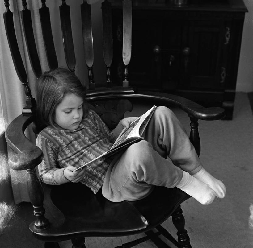 西方人,儿童,一个人,坐,横图,方图,俯视,黑白,室内,白天,纯洁,欧洲,欧洲人,仅一个女性,仅一个人,古典,教育,休闲装,小孩,仅一个小孩,放松,可爱,童年,童趣,读书,摄影,专心,知识,童真,烂漫,无邪,天真,女孩,女人,女性,白种人,孩子,书,高角度拍摄,女生,波波头