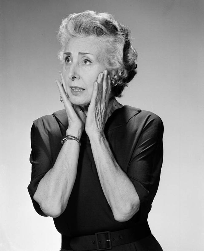 西方人,成年人,老年人,一个人,竖图,黑白,欧洲,欧洲人,仅一个女性,仅一个人,灰色背景,托腮,摄影,仅一个老年女性,恐怖,忧虑,肖像,迷惑,担心,老年女性,女人,女性,白种人,半身,影棚拍摄