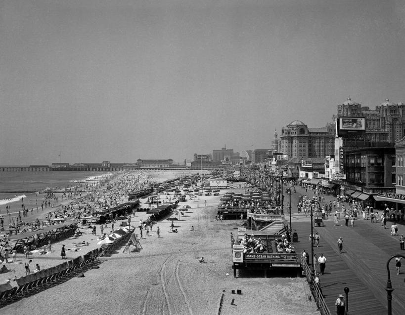 码头,横图,俯视,黑白,室外,白天,旅游,度假,海洋,美景,城市风光,城市,道路,港口,街道,路,公路,美国,行人,游客,游人,海岸线,景观,小路,交通,许多人,娱乐,路人,旅客,一群人,享受,休闲,景色,放松,摄影,木板路,群众,新泽西,大西洋城,过客,海滩,马路,休闲活动,高角度拍摄,旅行,摆渡口,埠头,渡口,渡头,港湾,海港,货运码头,口岸,商港