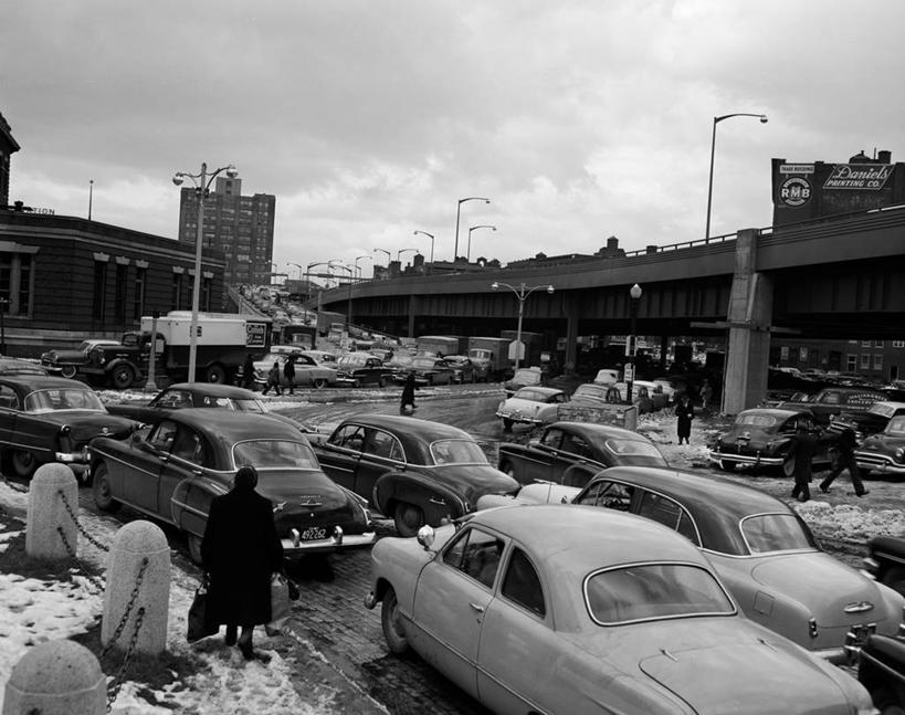 横图,黑白,室外,白天,雪,街道,立交桥,路灯,汽车,美国,行人,冬天,交通,古典,运输,摄影,波士顿,系船柱,马萨诸塞