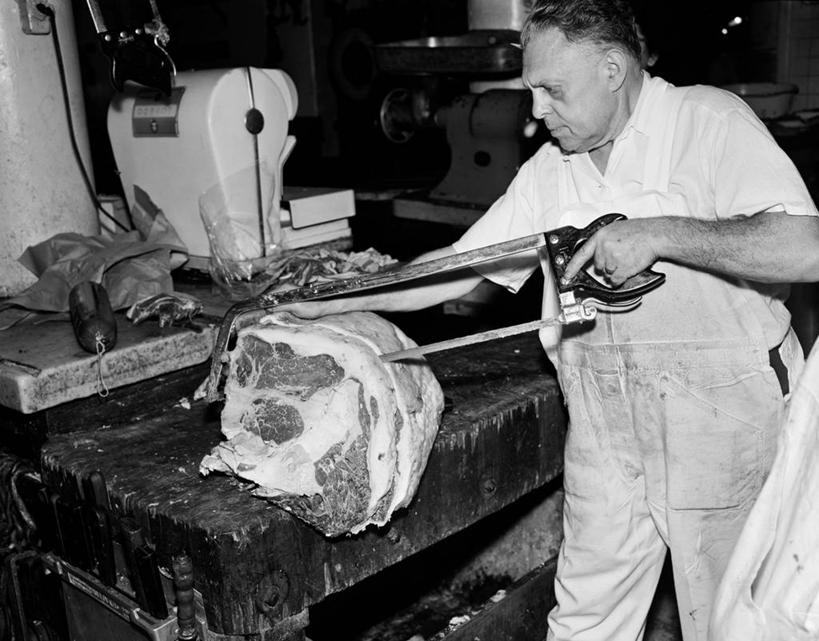 成年人,中年人,老年人,一个人,商店,横图,黑白,室内,美国,仅一个男性,仅一个人,仅一个中年男性,肉,牛排,古典,拿着,注视,饮食,观察,看,职业,摄影,观看,锯子,察看,关注,波士顿,马萨诸塞,屠夫,沙朗牛排,男人,男性,中年男性