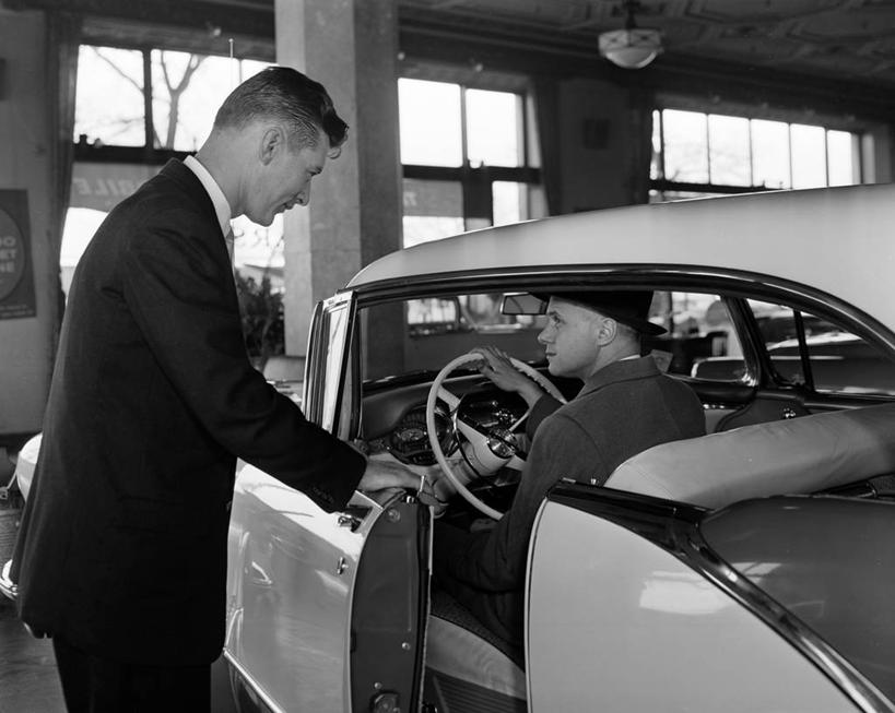 西方人,成年人,中年人,老年人,两个人,商店,站,坐,横图,黑白,室内,白天,购物,合作,消费,汽车,古董车,欧洲,欧洲人,套装,检查,古典,顾客,零售,财富,运输,摄影,华贵,老爷车,陈列室,老年男性,年轻男性,白种人,年轻人,售货员,半身,过去