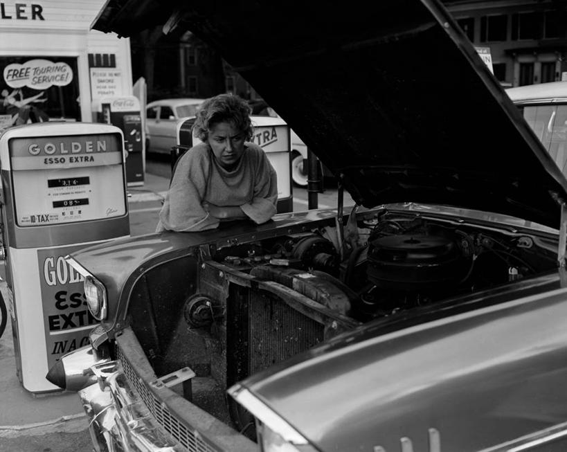 西方人,成年人,中年人,一个人,站,横图,黑白,室外,白天,汽车,欧洲,欧洲人,仅一个女性,仅一个人,检查,古典,休闲装,靠,靠着,仅一个中年女性,发动机,放松,运输,摄影,加油站,不幸,汽车部件,加油机,女人,女性,中年女性,白种人,半身,风帽,汽车抛锚,过去