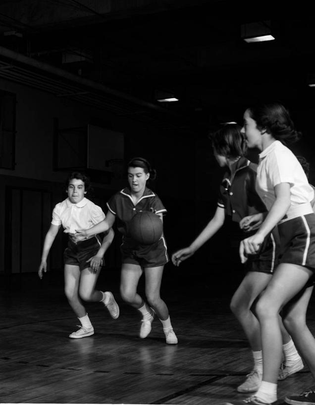 西方人,成年人,一个人,四个人,体育馆,运动场,跑,横图,竖图,黑白,室内,夜晚,正面,运动服,锻炼,运动,竞争,篮球,欧洲,欧洲人,仅一个年轻女性,仅一个女性,仅一个人,数字,古典,拿着,体育场,球,摄影,生活方式,挑战,运动馆,技能,年轻女性,女人,女性,白种人,年轻人,径赛