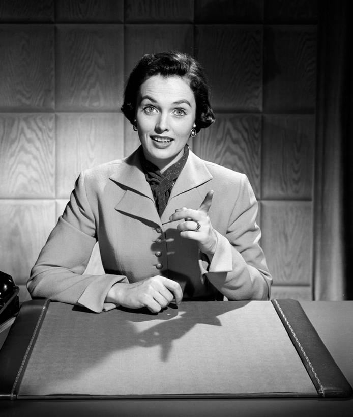 西方人,成年人,一个人,坐,竖图,黑白,室内,正面,桌子,欧洲,欧洲人,仅一个年轻女性,仅一个女性,仅一个人,指,古典,指点,外套,手势,摄影,指向,解释,肖像,年轻女性,女人,女性,白种人,年轻人,半身,打手势,美人