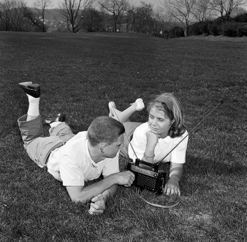 西方人,儿童,少年,一个人,两个人,横图,方图,俯视,黑白,室外,白天,爱情,纯洁,欧洲,欧洲人,仅一个男性,仅一个年轻女性,仅一个女性,仅一个人,撑,古典,浪漫,听,托腮,休闲装,设备,草,仅一个年轻男性,小孩,收音机,趴着,托,温暖,温馨,面对面,恩爱,可爱,童年,童趣,恋人,摄影,和睦,信号,无线电,享乐,广播,托下巴,童真,烂漫,无邪,无线电技术,异性恋,天真,男人,男性,年轻男性,年轻女性,女人,女性,白种人,孩子,情侣,休闲活动,高角度拍摄,爱,伴侣,融洽,收录机