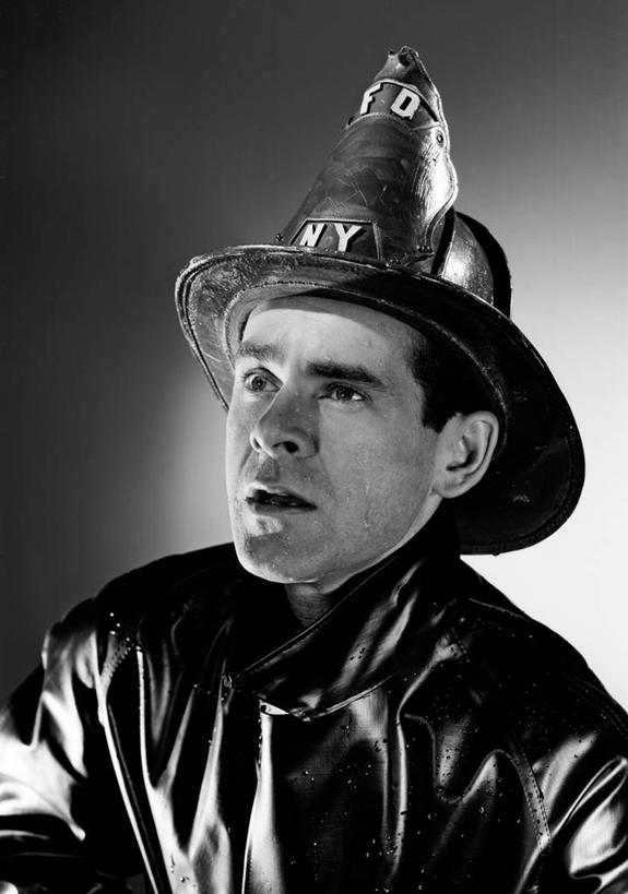 西方人,成年人,中年人,脸,头,脸颊,一个人,消防员,竖图,黑白,工作服,制服,安全,帽子,欧洲,欧洲人,仅一个男性,仅一个人,仅一个中年男性,灰色背景,防护,肩膀,向上看,摄影,保护,肖像,保险,防护服,保护服,保全,周全,安稳,安定,工作制服,平安,男人,男性,中年男性,白种人,头部,脸部,脸蛋,面部,影棚拍摄,工作套服