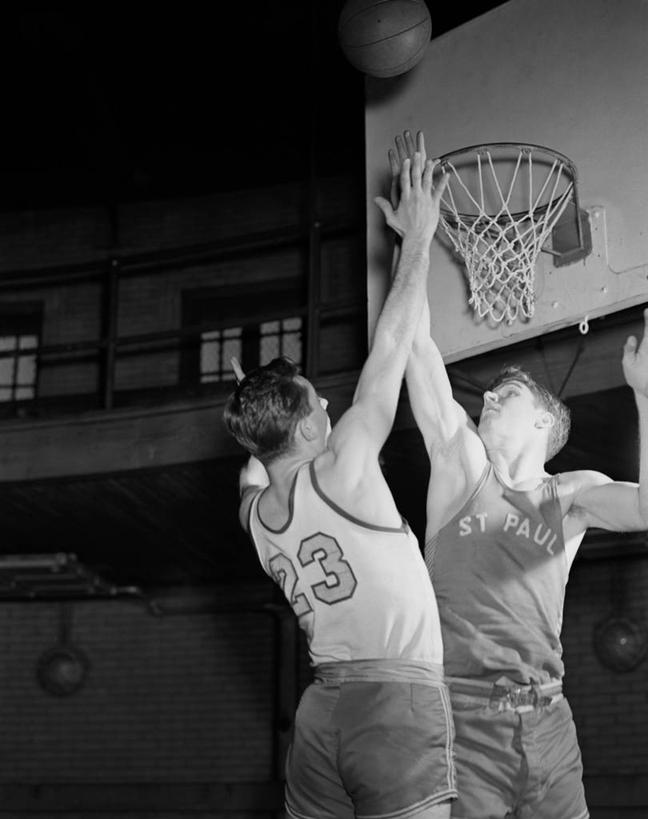 西方人,成年人,中年人,两个人,健身房,跳,竖图,黑白,室内,运动服,运动,竞争,欧洲,欧洲人,射门,篮球框,篮球运动员,摄影,活动,动作,防守,挑战,年轻男性,中年男性,白种人,年轻人,半身