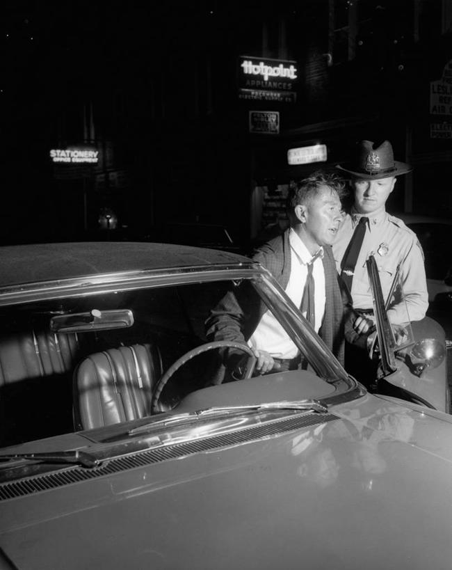 西方人,成年人,中年人,一个人,两个人,司机,竖图,黑白,室外,夜晚,风险,汽车,欧洲,欧洲人,仅一个男性,仅一个人,仅一个中年男性,古典,下车,运输,摄影,离开,协助,权威,犯罪,警官,男人,男性,中年男性,白种人,半身,旅行,酒后驾驶