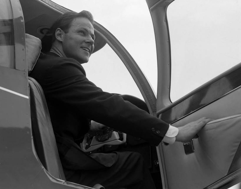 西方人,成年人,中年人,一个人,商务人士,司机,商务男性,坐,微笑,横图,黑白,室外,白天,仰视,衬衫,商务,门,飞机,汽车,欧洲,欧洲人,仅一个男性,仅一个人,仅一个中年男性,乘客,套装,车门,门框,打开,下车,运输,摄影,离开,开启,抵达,商务装,上车,工薪阶层,男人,男性,中年男性,白种人,白领,上班族,低角度拍摄,衬衣,旅行,商务旅行