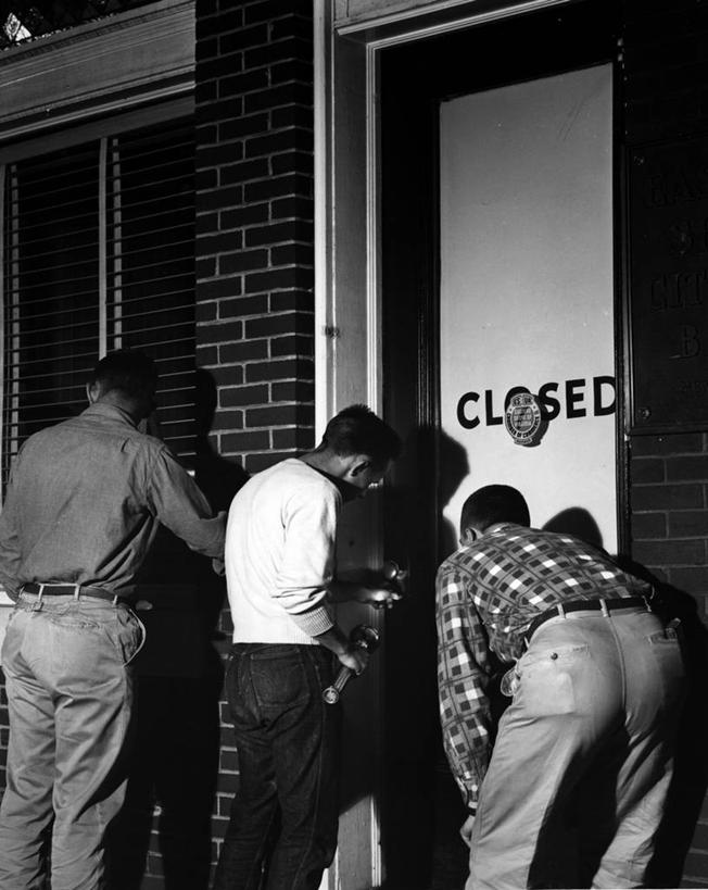 成年人,一个人,三个人,办公室,商店,竖图,黑白,室外,夜晚,门,仅一个男性,仅一个人,关闭,古典,图像,破坏,仅一个年轻男性,背面,打开,摄影,英文字母,犯罪,开启,封闭,手电筒,盗窃,偷窃,小偷,窃贼,盗贼,贼,偷盗,男人,男性,年轻男性,年轻人