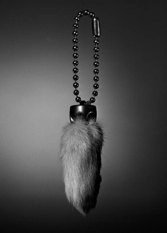 无人,横图,竖图,黑白,运气,珠宝,灰色背景,钥匙圈,一个,灰色,摄影,单个,铁环,锁链,链条,护身符,束缚,限制,约束,柔和,影棚拍摄