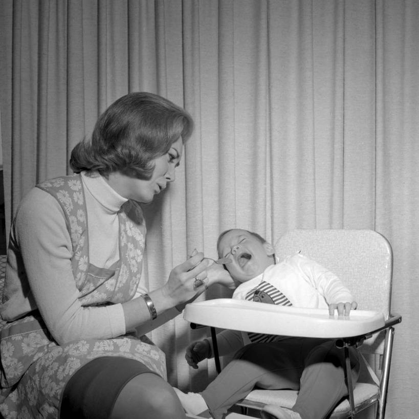 西方人,婴儿,儿童,成年人,嘴,头发,两个人,家庭,母亲,儿子,坐,哭,方图,黑白,室内,白天,纯洁,窗帘,欧洲,欧洲人,花纹,围裙,食品,高脚椅,古典,扭曲,饮食,小孩,汤匙,张嘴,温暖,温馨,一家人,金色,可爱,童年,皱眉头,人体,摄影,活泼,悲伤,和睦,伤心,难过,膳食,宝宝,张大嘴巴,纯真,烂漫,无邪,悲哀,哀痛,悲戚,悲痛,婴儿食品,喂养,伶俐,天真,男性,年轻女性,女性,白种人,孩子,年轻人,口,口腔,嘴巴,嘴唇,张开嘴,融洽