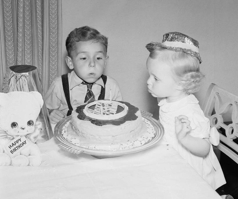 西方人,儿童,两个人,横图,黑白,室内,白天,生日,纯洁,合作,桌子,蜡烛,欧洲,欧洲人,庆祝,古典,吹气,饮食,小孩,生日蛋糕,可爱,童年,童趣,摄影,庆贺,专心,祝贺,出生,童真,烂漫,无邪,诞生,烛炬,天真,男孩,女孩,白种人,孩子,半身