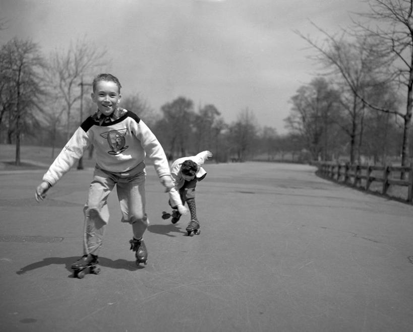 西方人,儿童,两个人,公园,站,微笑,横图,黑白,室外,白天,正面,旅游,度假,纯洁,复古,信心,滚轴溜冰,美景,欧洲,欧洲人,景观,旱冰鞋,溜冰鞋,旱冰,古典,休闲装,娱乐,树,小孩,自然,享受,休闲,轮滑鞋,景色,放松,可爱,乐趣,平衡,童年,童趣,摄影,享乐,自然风光,肖像,滑冰鞋,童真,烂漫,无邪,单排轮滑,技能,天真,溜冰,轮滑,男孩,女孩,白种人,孩子,休闲活动