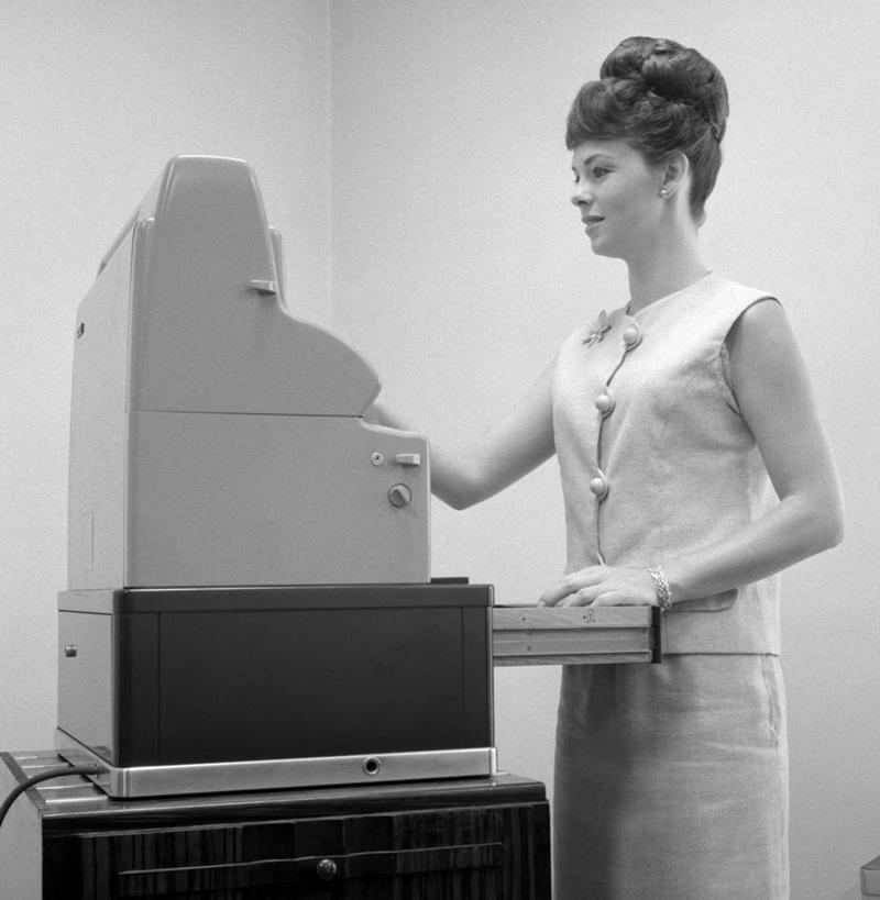 西方人,成年人,一个人,站,微笑,竖图,黑白,室内,侧面,欧洲,欧洲人,仅一个年轻女性,仅一个女性,仅一个人,古典,拿着,收银员,摄影,发髻,收银机,年轻女性,女人,女性,白种人,年轻人,发型,触摸