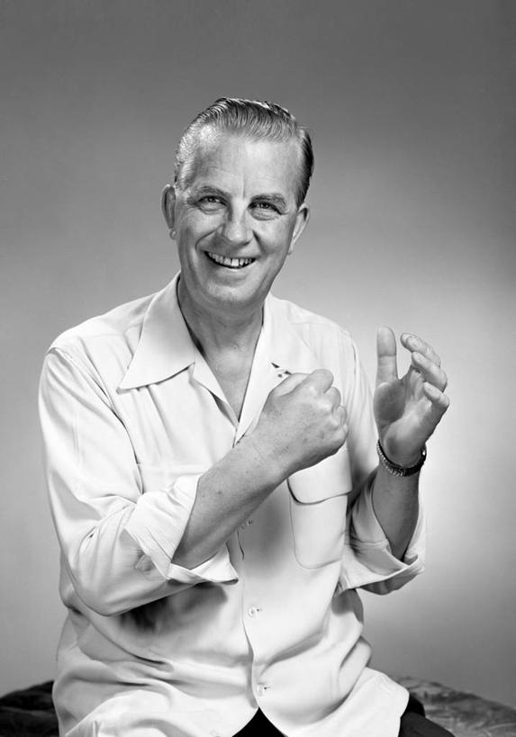 西方人,成年人,中年人,老年人,一个人,坐,笑,微笑,露齿笑,竖图,黑白,正面,衬衫,快乐,欧洲,欧洲人,仅一个男性,仅一个人,仅一个中年男性,灰色背景,手势,摄影,享乐,肖像,发胶,男人,男性,中年男性,白种人,半身,影棚拍摄,打手势