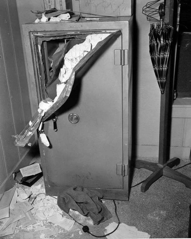 无人,办公室,竖图,黑白,室内,曲折,弯曲,金属,古典,图像,破坏,破损,打开,保险箱,摄影,蜿蜒,损坏,犯罪,开启,迷路,毁灭,偷盗,虚弱,畸形