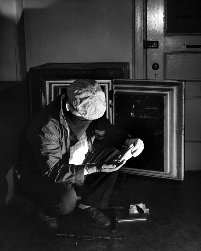 成年人,中年人,一个人,办公室,蹲,竖图,黑白,室内,夜晚,珠宝,仅一个男性,仅一个人,仅一个中年男性,检查,古典,图像,打开,看,保险箱,摄影,犯罪,开启,盗窃,偷窃,小偷,窃贼,盗贼,贼,偷盗,男人,男性,中年男性