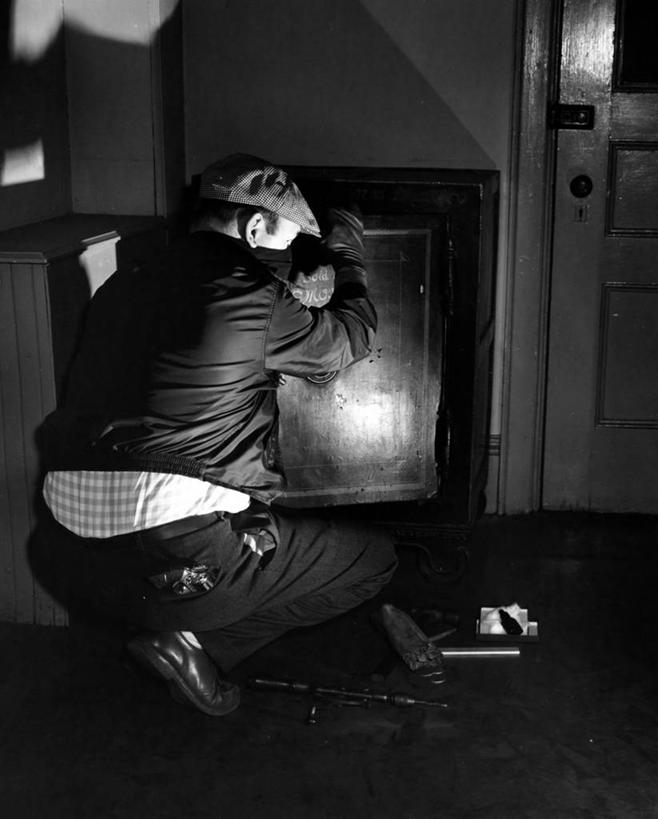 成年人,中年人,一个人,办公室,蹲,竖图,黑白,室内,夜晚,仅一个男性,仅一个人,仅一个中年男性,古典,图像,背面,打开,保险箱,摄影,犯罪,开启,盗窃,偷窃,小偷,窃贼,盗贼,贼,偷盗,男人,男性,中年男性