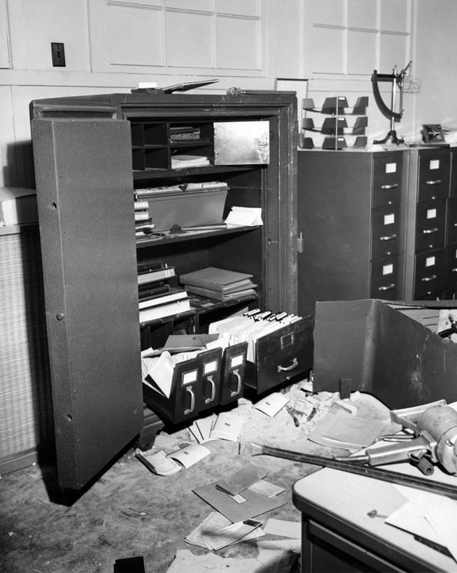 无人,办公室,竖图,黑白,室内,抽屉,文件,古典,凌乱,图像,破坏,破损,打开,摄影,损坏,犯罪,开启,文档,迷路,毁灭,档案柜,偷盗