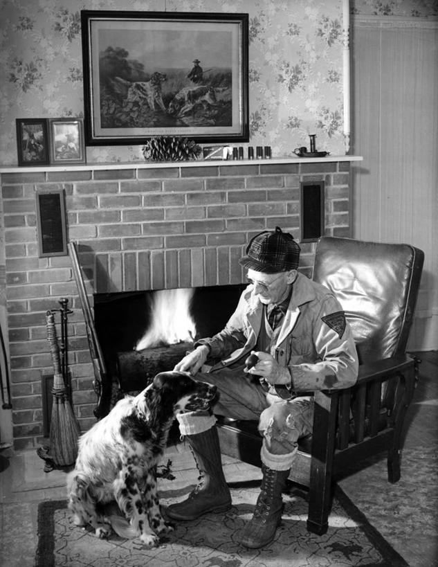 成年人,老年人,一个人,家庭,坐,竖图,黑白,室内,夜晚,壁炉,宠物,狗,椅子,仅一个男性,仅一个人,古典,仅一个老年男性,温暖,温馨,一家人,放松,摄影,和睦,退休,起居室,爱抚,老年男性,男人,男性,休闲活动,融洽