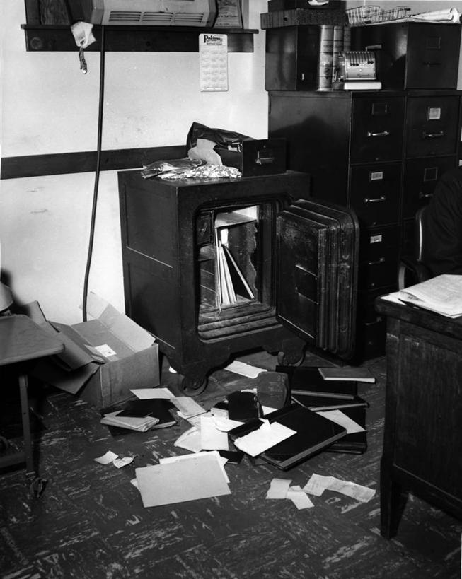 无人,办公室,竖图,黑白,室内,白天,商务,纸,古典,凌乱,图像,破坏,破损,打开,保险箱,摄影,损坏,犯罪,开启,企业,公司,文档,毁灭,偷盗