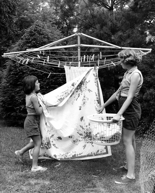 西方人,儿童,成年人,中年人,两个人,家庭,母亲,女儿,竖图,黑白,室外,白天,纯洁,欧洲,欧洲人,吊挂,悬挂,准备,庭院,古典,挂,床上用品,小孩,洗衣服,衣服,晾衣服,温暖,温馨,一家人,可爱,童年,童趣,摄影,协助,和睦,洗衣篮,童真,烂漫,无邪,天真,女孩,女性,中年女性,白种人,孩子,融洽,家务劳动