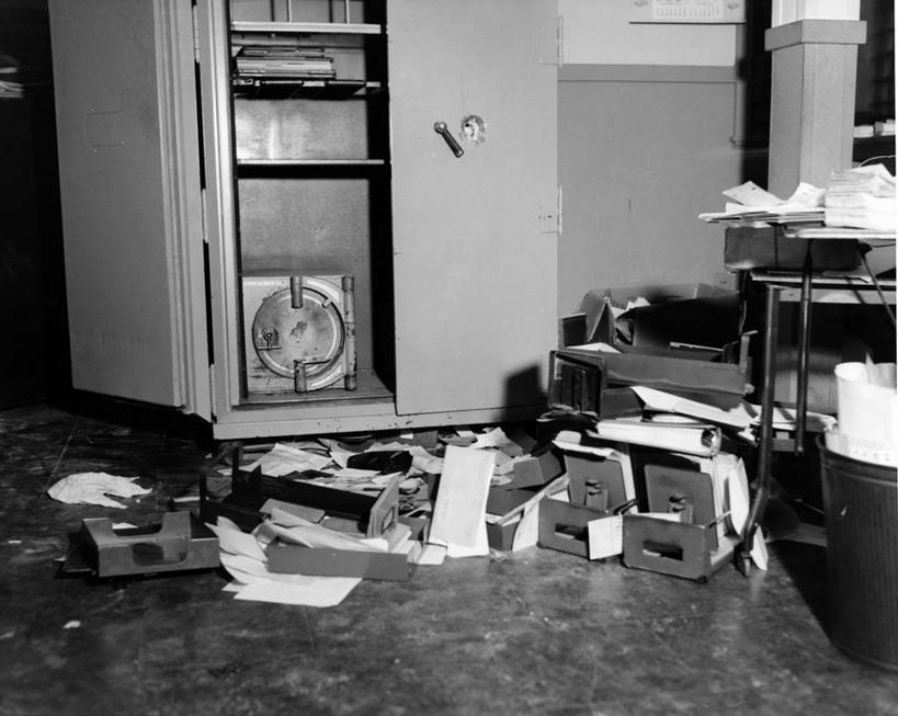 无人,办公室,横图,黑白,室内,白天,商务,纸,古典,凌乱,图像,破坏,破损,打开,保险箱,摄影,损坏,犯罪,开启,企业,公司,文档,毁灭,档案柜,偷盗