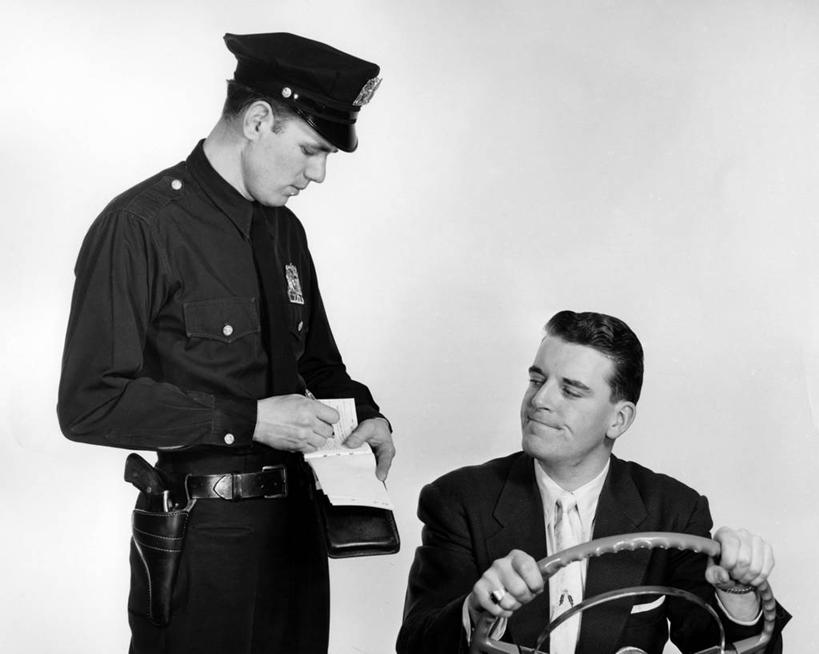 西方人,成年人,中年人,一个人,两个人,司机,横图,黑白,白色背景,欧洲,欧洲人,仅一个男性,仅一个人,仅一个中年男性,写,古典,方向盘,看,摄影,权威,警官,驾车,处罚,男人,男性,中年男性,白种人,影棚拍摄,给予,票