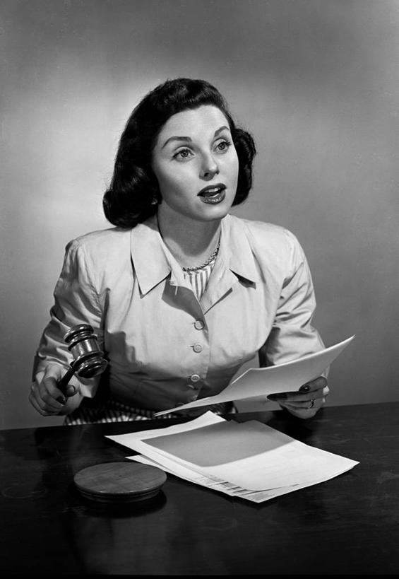 西方人,成年人,中年人,头发,一个人,法官,坐,竖图,黑白,欧洲,欧洲人,仅一个女性,仅一个人,灰色背景,古典,书桌,黑色,仅一个中年女性,决定,读书,摄影,报告,权威,文档,女人,女性,中年女性,白种人,说话,半身,影棚拍摄,裁决,法律