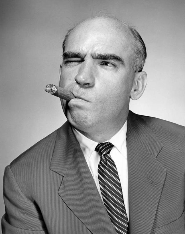 西方人,成年人,中年人,老年人,脸,头,脸颊,一个人,吸烟,竖图,黑白,欧洲,欧洲人,仅一个男性,仅一个人,仅一个中年男性,灰色背景,套装,古典,肩膀,思考,雪茄,摄影,肖像,猜疑,男人,男性,中年男性,白种人,头部,脸部,脸蛋,面部,影棚拍摄