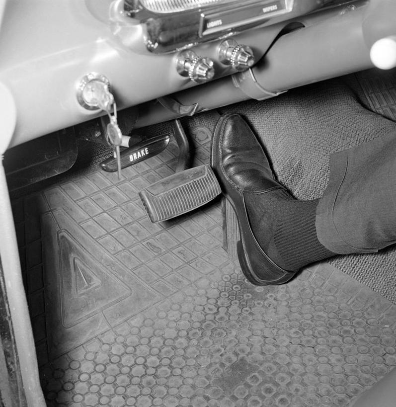 成年人,中年人,腿,一个人,推,竖图,方图,黑白,汽车,仅一个男性,仅一个人,仅一个中年男性,古典,运输,人体,摄影,踏步,英文字母,足,踏板,油门踏板,男人,男性,中年男性,旅行