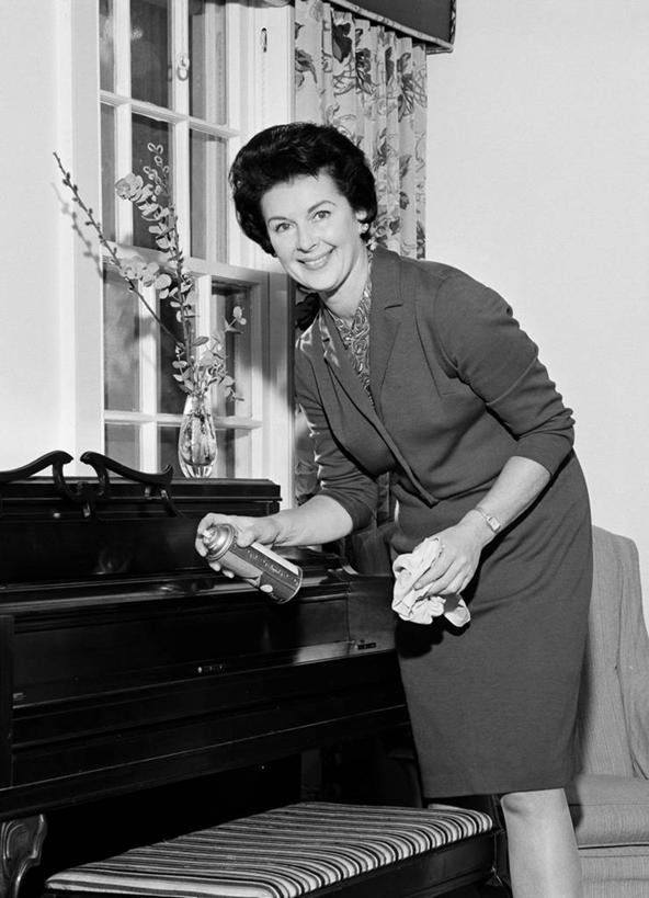 西方人,成年人,中年人,老年人,一个人,站,微笑,竖图,黑白,室内,白天,正面,裙子,快乐,家具,纺织品,欧洲,欧洲人,仅一个女性,仅一个人,弯腰,拿着,仅一个中年女性,摄影,家庭妇女,蜡,享乐,喷雾罐,女人,女性,中年女性,白种人,家务劳动