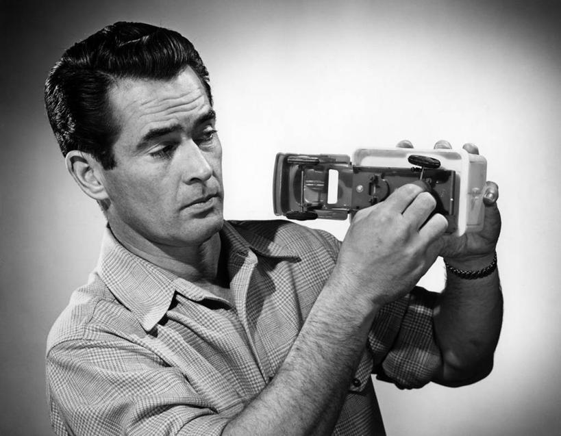 西方人,成年人,中年人,脸,头,脸颊,一个人,横图,黑白,玩具,欧洲,欧洲人,仅一个男性,仅一个人,仅一个中年男性,灰色背景,古典,拿着,肩膀,一个,摄影,单个,修理,专心,放入,技能,玩具车,男人,男性,中年男性,白种人,头部,脸部,脸蛋,面部,影棚拍摄