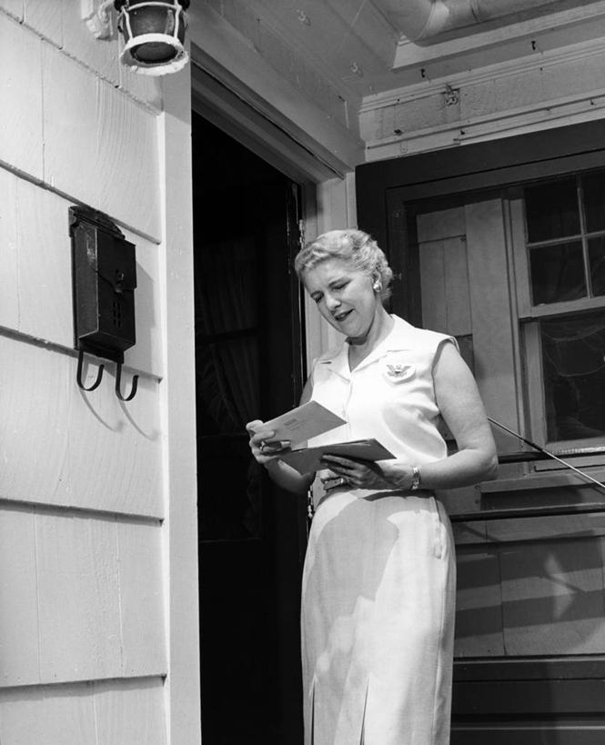 西方人,成年人,老年人,一个人,站,微笑,竖图,黑白,室外,白天,满意,欧洲,欧洲人,仅一个女性,仅一个人,门口,古典,拿着,读书,通信,摄影,仅一个老年女性,信函,老年女性,女人,女性,白种人,门廊,好消息