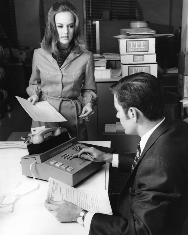 西方人,成年人,中年人,两个人,商务人士,秘书,商务男性,办公室,竖图,黑白,室内,衬衫,商务,合作,欧洲,欧洲人,套装,古典,图像,拿着,书桌,职业,摄影,协助,传真机,操作,企业,公司,收银条,文档,出示,商务装,合伙,工薪阶层,男性,年轻男性,年轻女性,白种人,年轻人,白领,上班族,衬衣