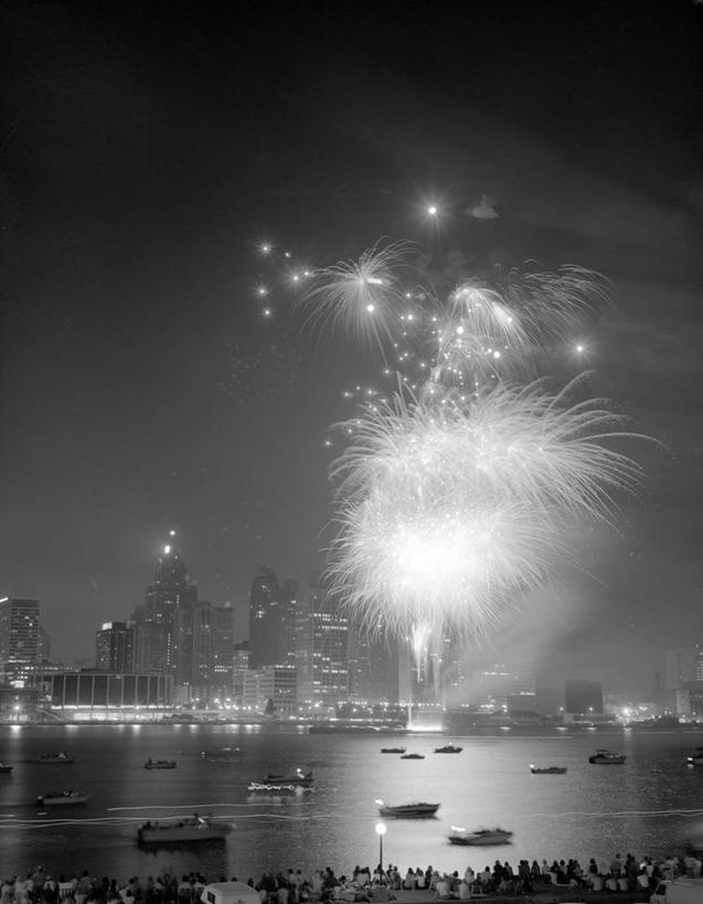 竖图,黑白,室外,夜晚,度假,美景,水,天际线,城市风光,城市,建筑,摩天大楼,船,庆祝,火花,景观,古典,娱乐,焰火,享受,休闲,景色,放松,摄影,照亮,群众,摩托艇