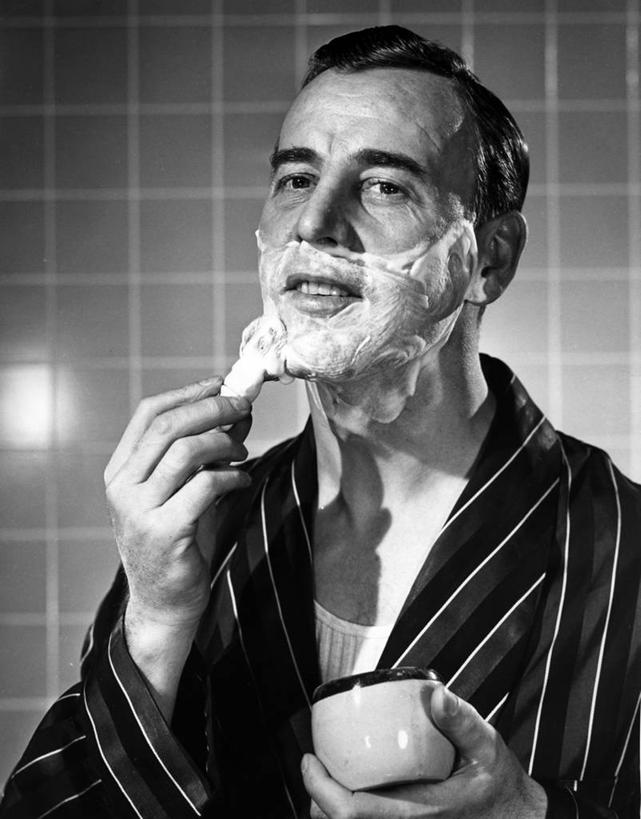 西方人,成年人,中年人,老年人,脸,头,脸颊,一个人,竖图,黑白,室内,欧洲,欧洲人,仅一个男性,仅一个人,仅一个中年男性,古典,拿着,肩膀,摄影,剃须膏,卫生,肖像,剃胡子,男人,男性,中年男性,白种人,头部,脸部,脸蛋,面部,浴衣