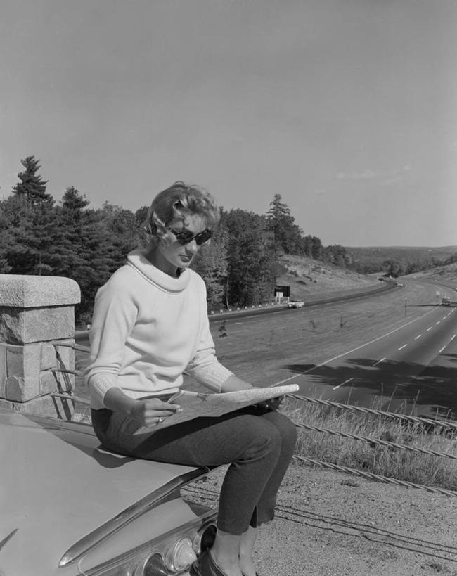 西方人,成年人,中年人,头发,一个人,坐,竖图,黑白,室外,白天,侧面,毛衣,旅游,度假,旅途,美景,公路,地图,日光,欧洲,欧洲人,仅一个女性,仅一个人,检查,景观,拿着,休闲装,方向,娱乐,自然,太阳镜,仅一个中年女性,享受,休闲,金色,景色,放松,摄影,指导,自驾游,专心,自然风光,透视图,冒险,女人,女性,中年女性,白种人