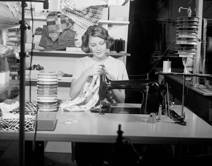 西方人,成年人,一个人,坐,横图,黑白,室内,白天,桌子,纺织品,欧洲,欧洲人,仅一个年轻女性,仅一个女性,仅一个人,古典,缝纫机,职业,摄影,缝纫,专心,忙碌,线轴,技能,年轻女性,女人,女性,白种人,年轻人,半身