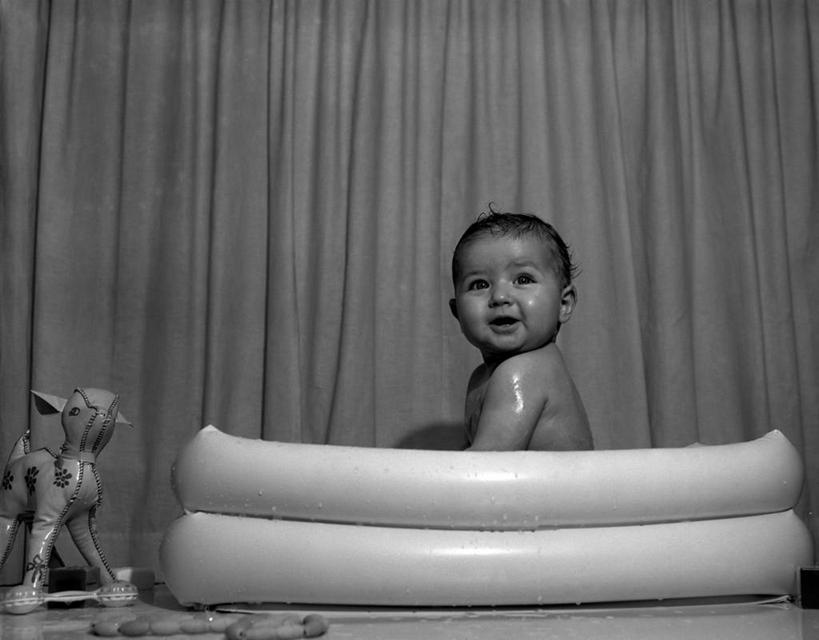 西方人,婴儿,儿童,裸体,一个人,坐,微笑,横图,黑白,室内,幸福,纯洁,水,窗帘,玩具,欧洲,欧洲人,仅一个人,湿,肥皂泡,古典,小孩,可爱,童年,童趣,摄影,活泼,婴儿用品,宝宝,童真,纯真,烂漫,无邪,伶俐,天真,白种人,孩子,洗涤,半身,婴儿浴盆