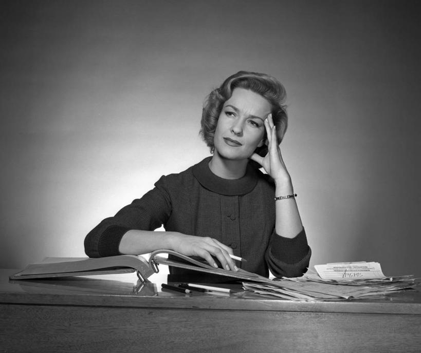 西方人,成年人,中年人,一个人,商务人士,秘书,商务女性,办公室,坐,横图,黑白,室内,商务,欧洲,欧洲人,仅一个女性,仅一个人,套装,图像,书桌,仅一个中年女性,思考,读书,摄影,企业,公司,肖像,商务装,工薪阶层,女人,女性,中年女性,白种人,白领,上班族,书,半身,会计科目