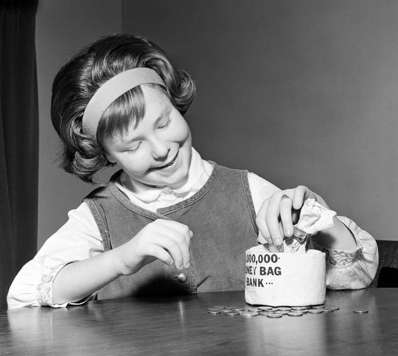 西方人,儿童,一个人,微笑,横图,黑白,室内,纯洁,桌子,欧洲,欧洲人,仅一个女性,仅一个人,束发带,古典,注视,小孩,观察,看,仅一个小孩,可爱,童年,童趣,金融,摄影,观看,英文字母,察看,小包,专心,关注,童真,烂漫,无邪,天真,硬币,女孩,女人,女性,白种人,孩子,发型,触摸,半身,女生