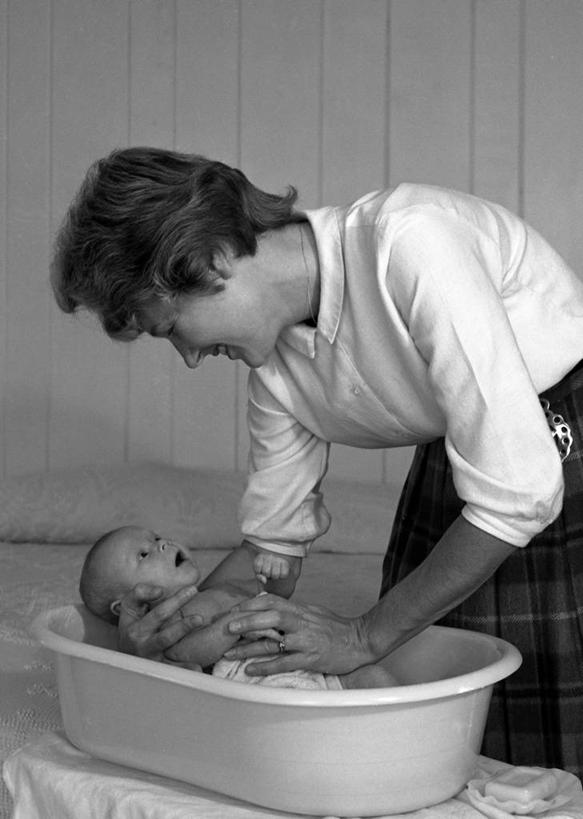 西方人,婴儿,儿童,成年人,脸颊,裸体,两个人,家庭,母亲,站,微笑,竖图,方图,黑白,室内,纯洁,复古,水,卧室,欧洲,欧洲人,弯腰,休闲装,小孩,温暖,温馨,一家人,放松,可爱,童年,摄影,活泼,吧椅,和睦,卫生,享乐,关爱,宝宝,纯真,烂漫,无邪,伶俐,天真,年轻女性,女性,白种人,孩子,年轻人,清洗,婴儿浴盆,融洽,例行公事