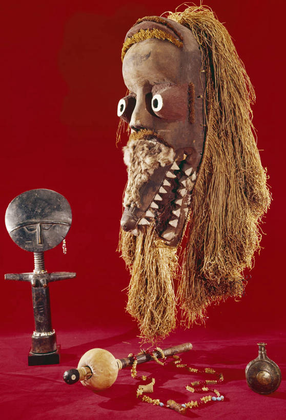 无人,竖图,项链,雕塑,红色背景,艺术,装饰,木制,雕刻,雕像,古代,工艺品,摄影,纪念,美术,主题,陈列,功能,美学,萨满,美术工艺,彩图,影棚拍摄,拟人